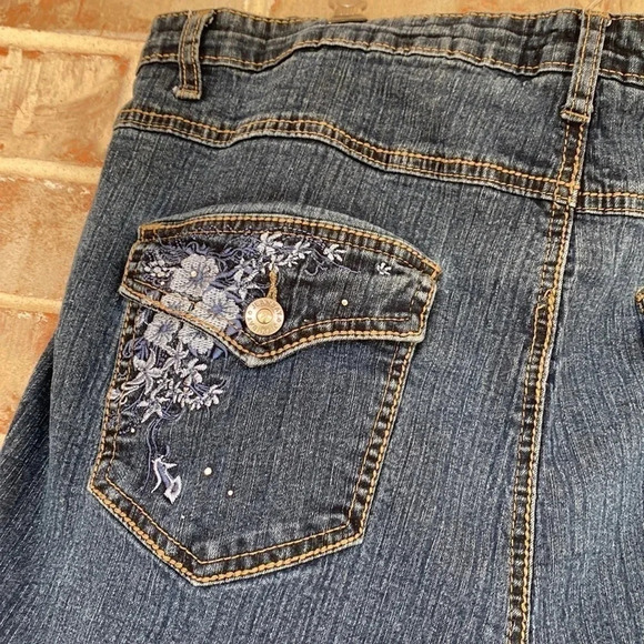 Jeanbay Medium Wash Denim Embroidered Floral Flap Pockets - Picture 4 of 8